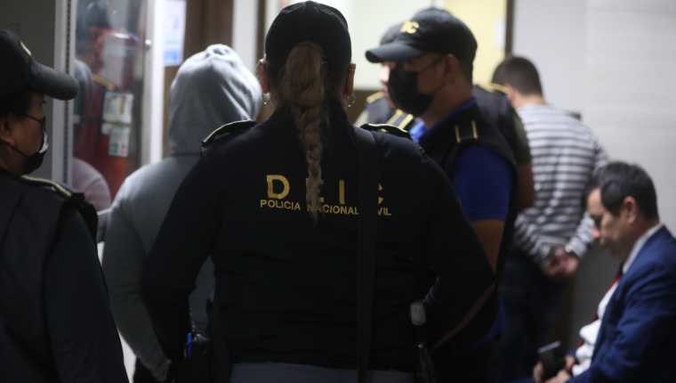 Los dos agentes de la PNC fueron detenidos por haber sido seÃ±alados de colaborar con grupos de narcotrÃ¡fico y fueron puestos a disposiciÃ³n de un juez. (Foto Prensa Libre: Juan Diego GonzÃ¡lez)