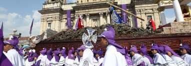 La procesión de Candelaria pasa frente a la Catedral Metropolitana.