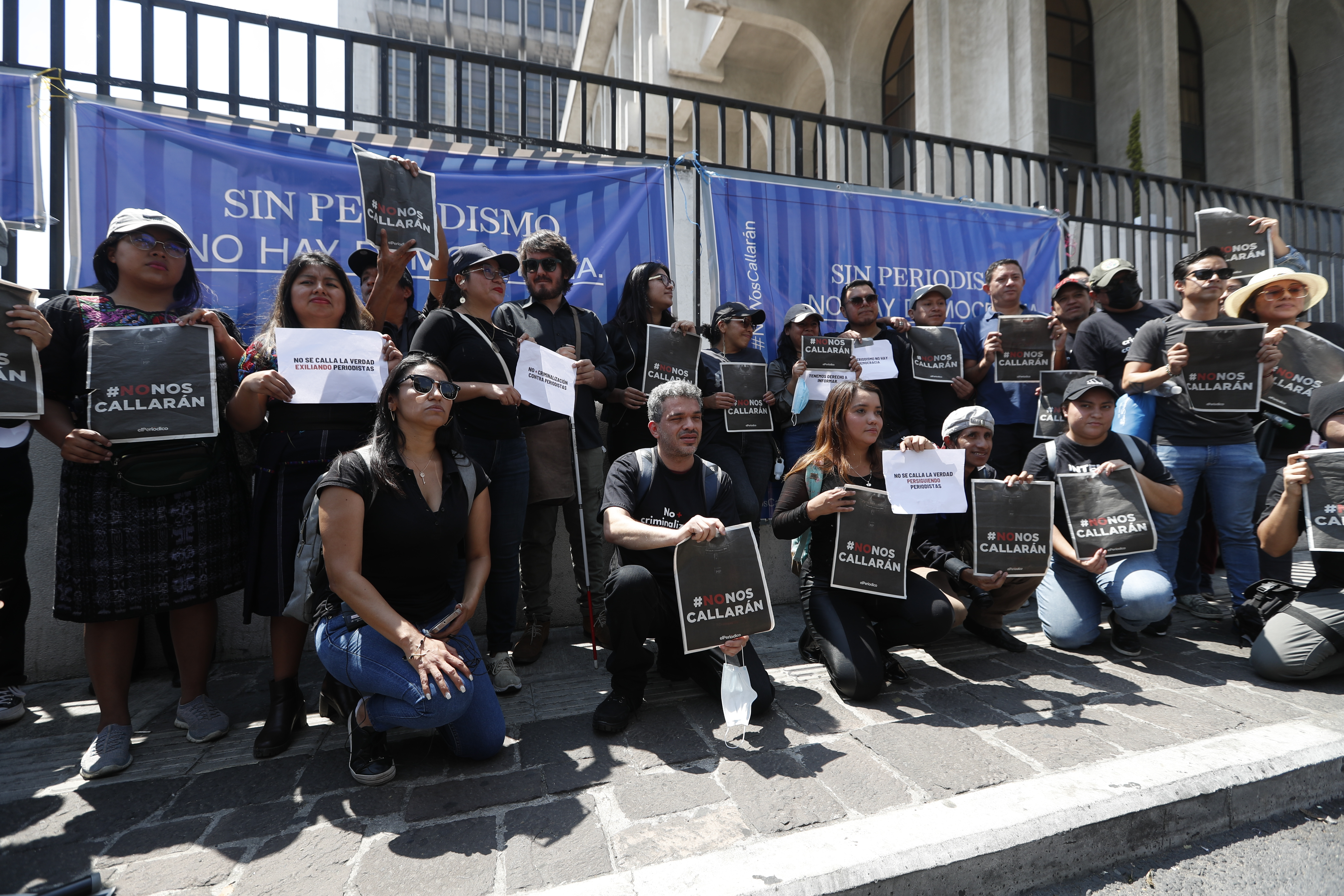 Periodistas y activistas protestan contra la censura y la persecución a periodistas en Guatemala, el pasado 4 de marzo de 2023. (Foto Prensa Libre: HemerotecaPL)

Fotografía Prensa Libre: María José Bonilla
Fecha: 04/03/2023