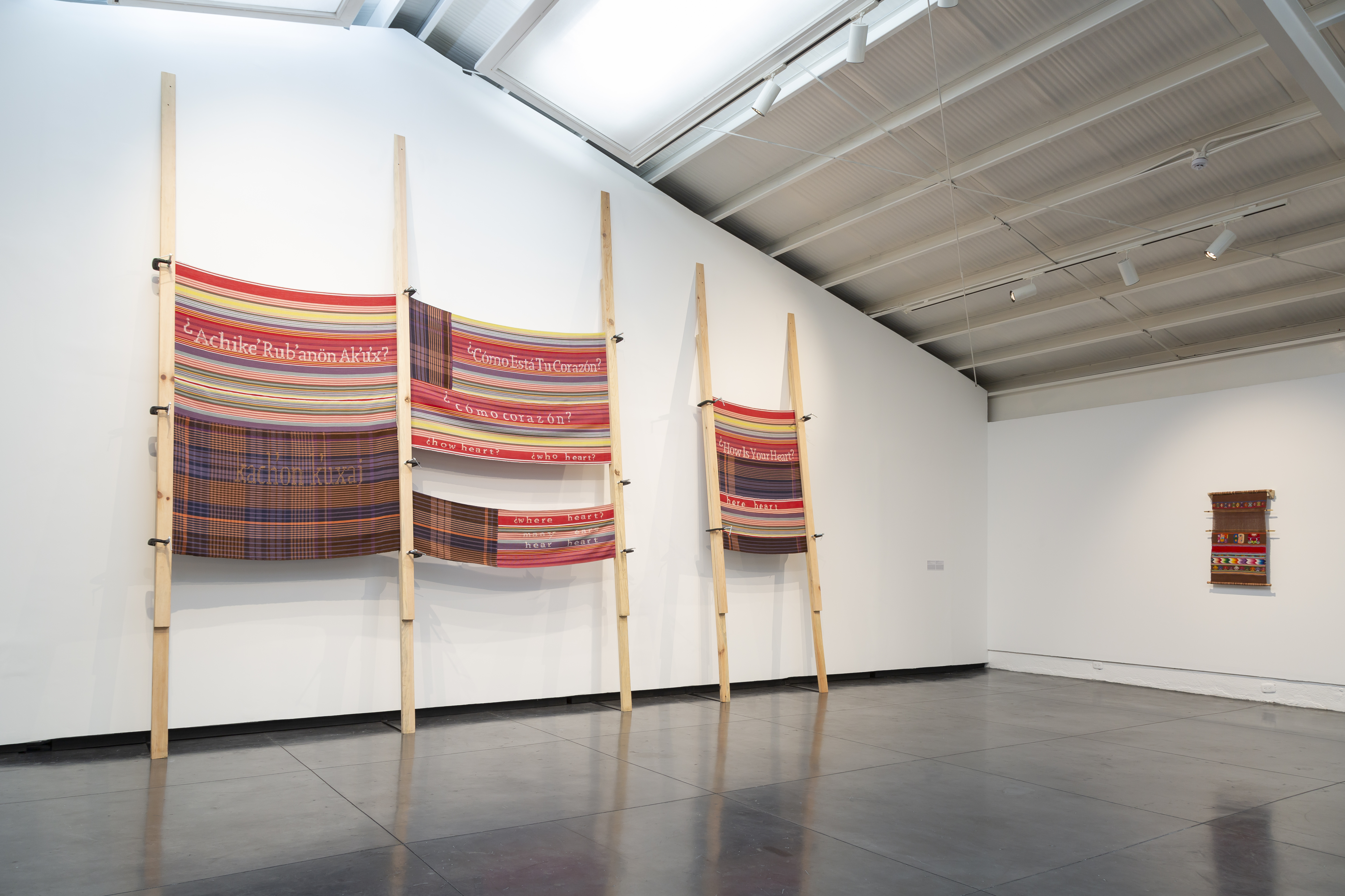 Vista de la exposición individual 'Cien Tierras' en La Nueva Fábrica. (Foto Prensa Libre: Cortesía La Nueva Fábrica)