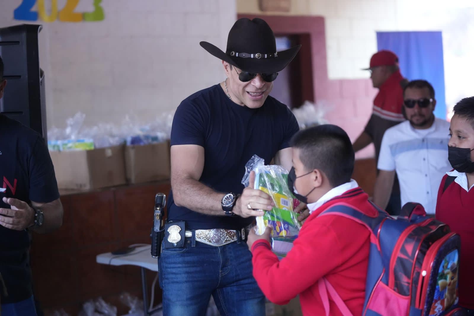 El alcalde de Mixco, Neto Bran, durante una de sus visitas a escuelas de Mixco. (Foto Prensa Libre: captura de video en Instagram de Neto Bran)