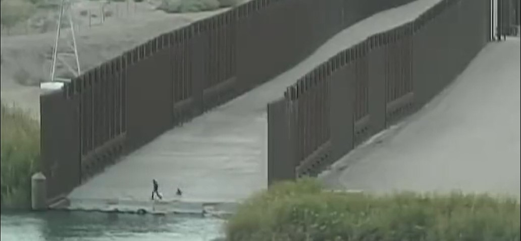 Un agente de la Patrulla Fronteriza rescata a un niño guatemalteco abandonado por un coyote en el río Colorado. (Foto Prensa Libre: Twitter @USBPChief)