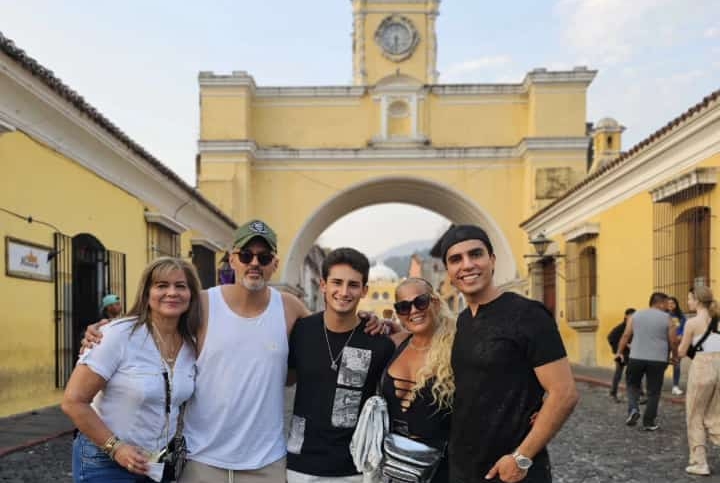 Niurka y su hijo Marcos paseando por Antigua Guatemala. (Foto Prensa Libre: Yefry Lemus)
