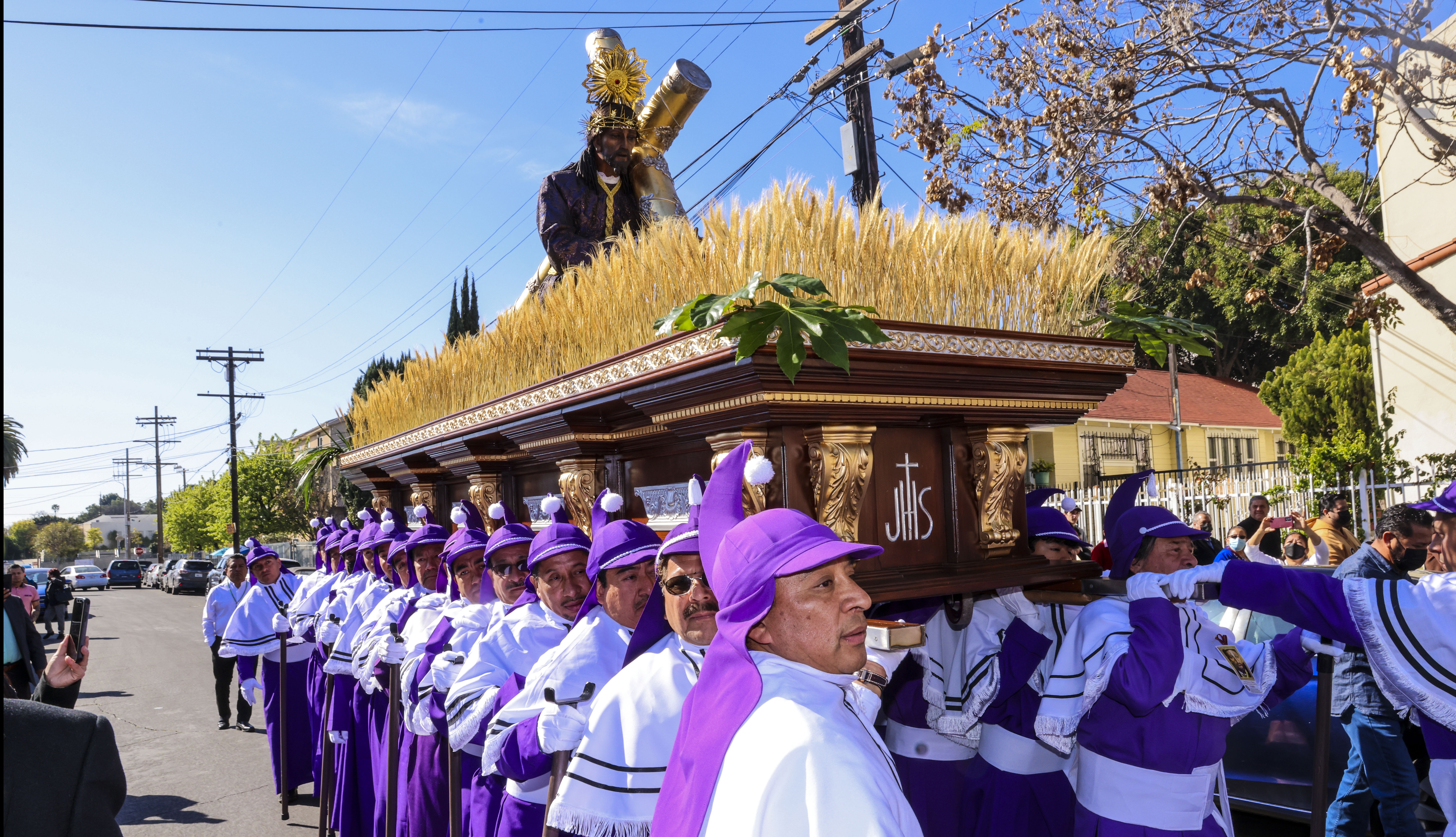 Cientos de devotos participan en la procesión de la réplica de Jesús Nazareno Cristo Rey, que fue llevada a Los Ángeles, California, por un grupo de migrantes guatemaltecos. (Foto Prensa Libre: Carlos Freddy Dávila)