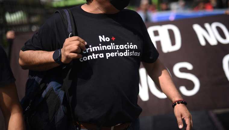 Periodistas de Guatemala exigen que se respete la libertad de prensa. (Foto Prensa Libre: EFE)