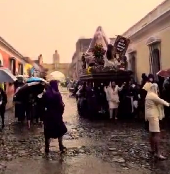 Feligreses en Antigua Guatemala fueron sorprendidos por la lluvia el domingo 19 de marzo. (Foto Prensa Libre: E. Sánchez)