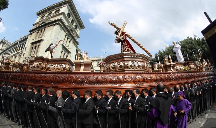 En imágenes: Fe y tradición se unen en solemnes procesiones de Jesús Nazareno