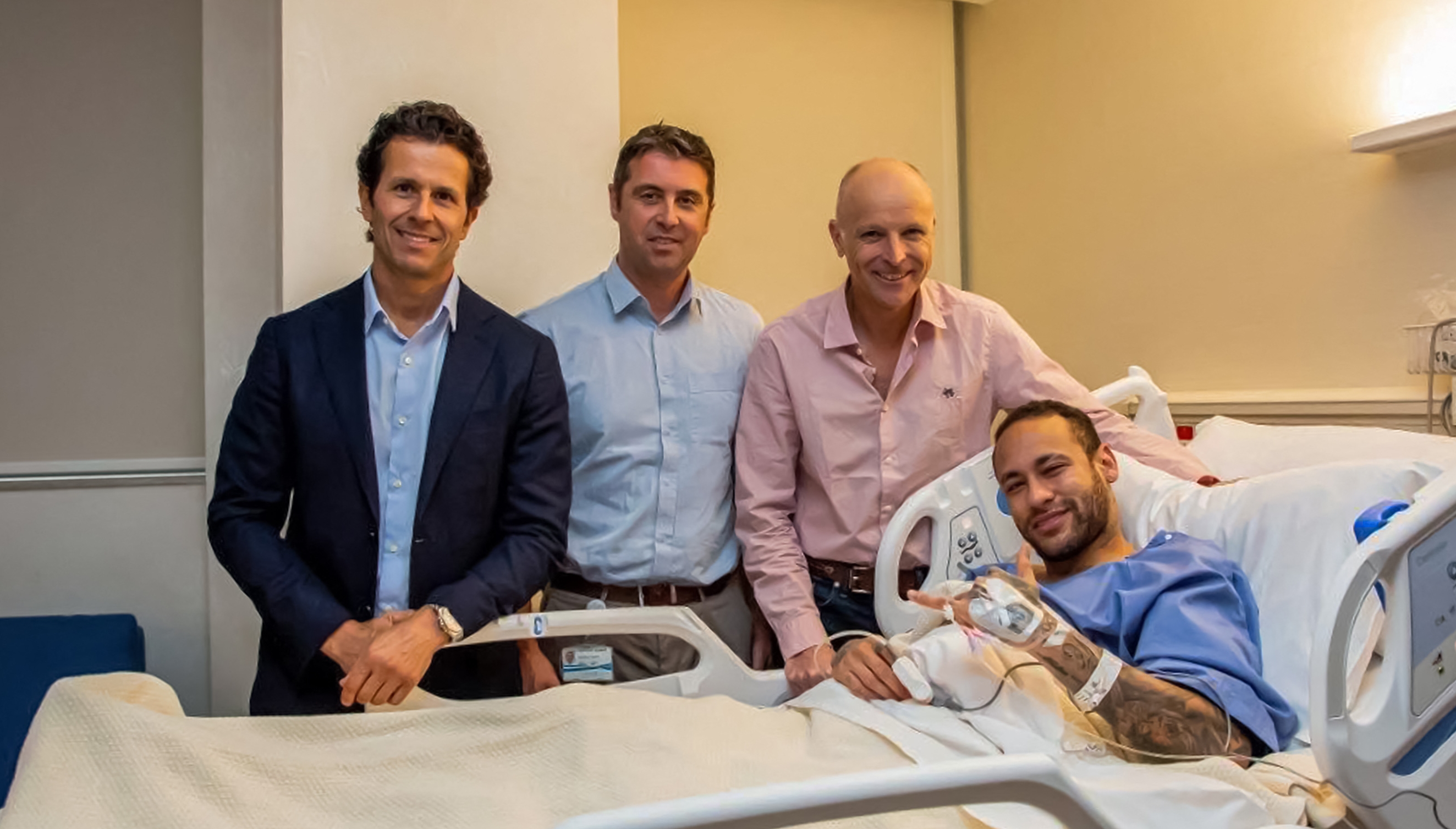 Neymar acompañado por el director médico del hospital, el doctor Pieter D'Hooghe, el médicoPierre James Calder y el cirujano brasileño y médico de la selección nacional Rodrigo Lasmar. (Foto Prensa Libre: AFP)
