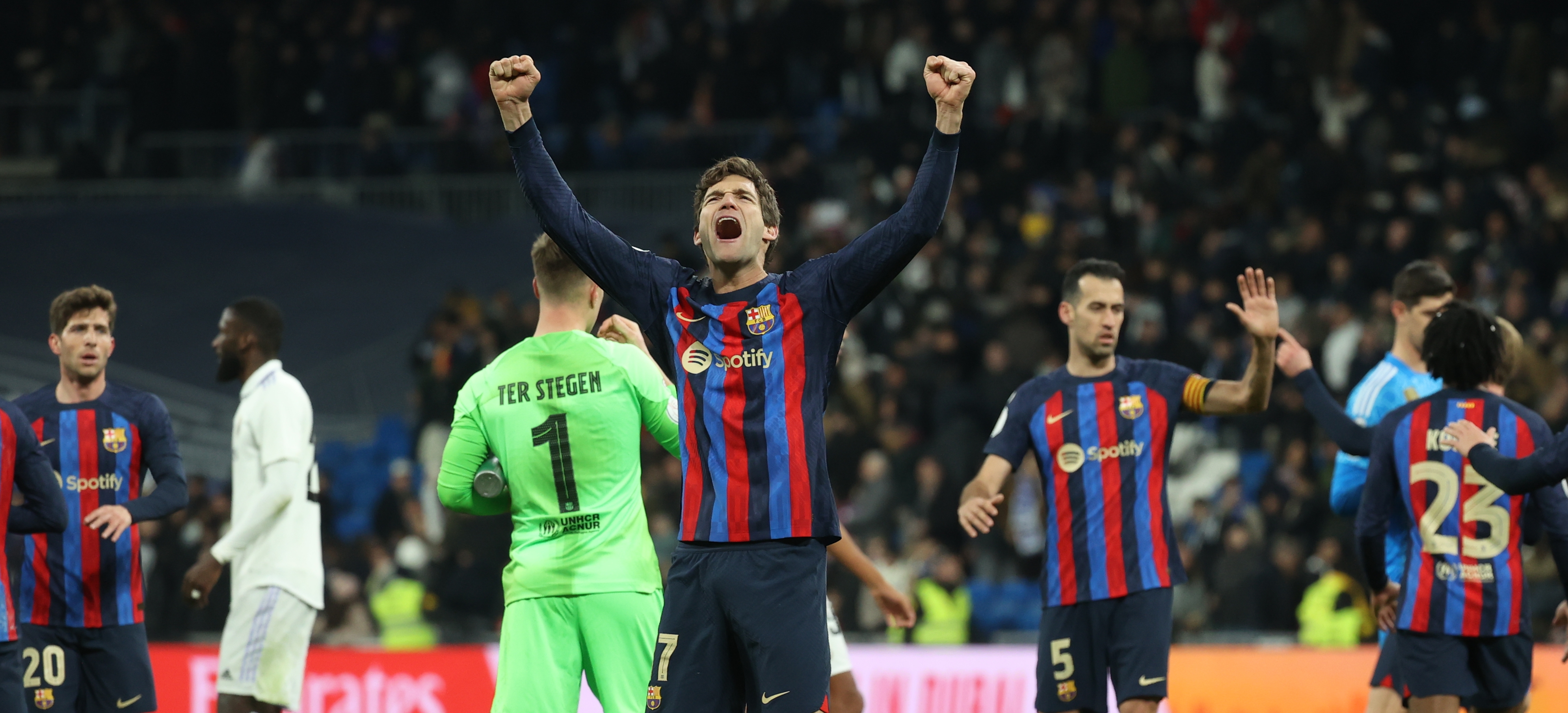 El defensa del Barcelona Marcos Alonso (c) celebra la victoria ante el Real Madrid. (Foto Prensa Libre: EFE)