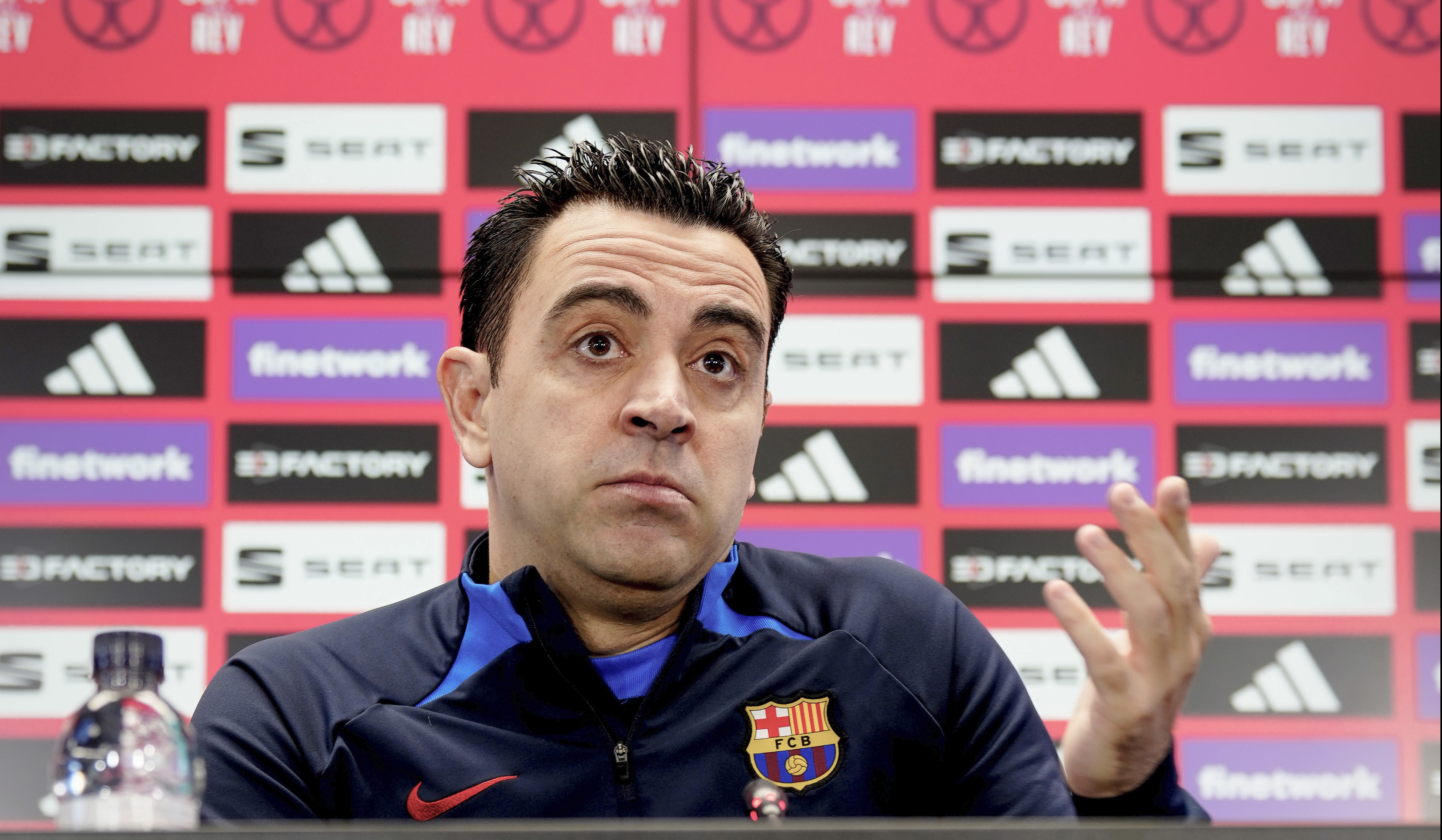 Xavi tiene el respaldo de la directiva culé que está a punto de renovarle su contrato. (Foto Prensa Libre: EFE)