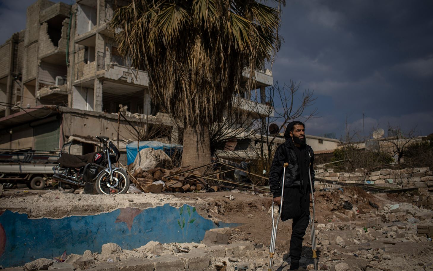 Muhammad Al Halbouni, de 31 años, perdió una pierna en un bombardeo hace años. En el terremoto a principios de febrero perdió a sus dos hijas. (Diego Ibarra Sanchez/The New York Times)