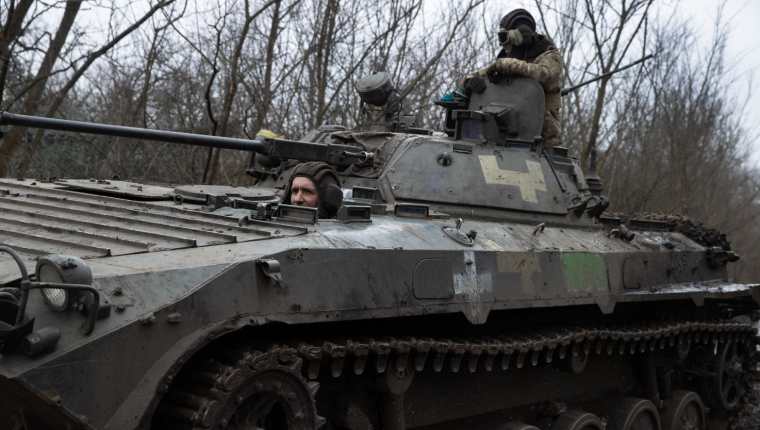 La tripulación de tanques de la brigada 72 de Ucrania estaciona su vehículo cerca del frente de guerra, en el óblast de Donetsk de Ucrania, el 25 de febrero de 2023. (Tyler Hicks/The New York Times)
