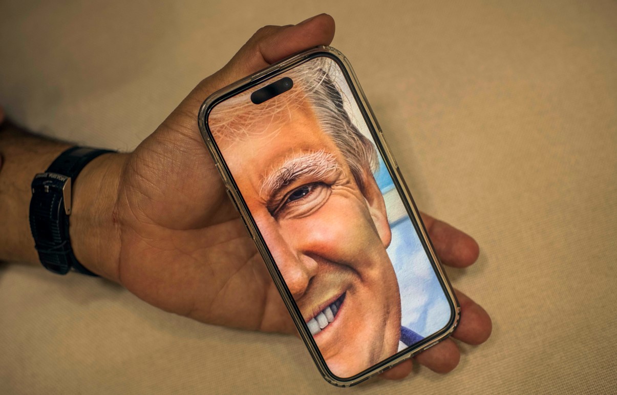 Francisco Antonio López Benavides, quien pintó un retrato del expresidente Donald Trump, mostraba un detalle del cuadro. (Daniele Volpe/The New York Times)