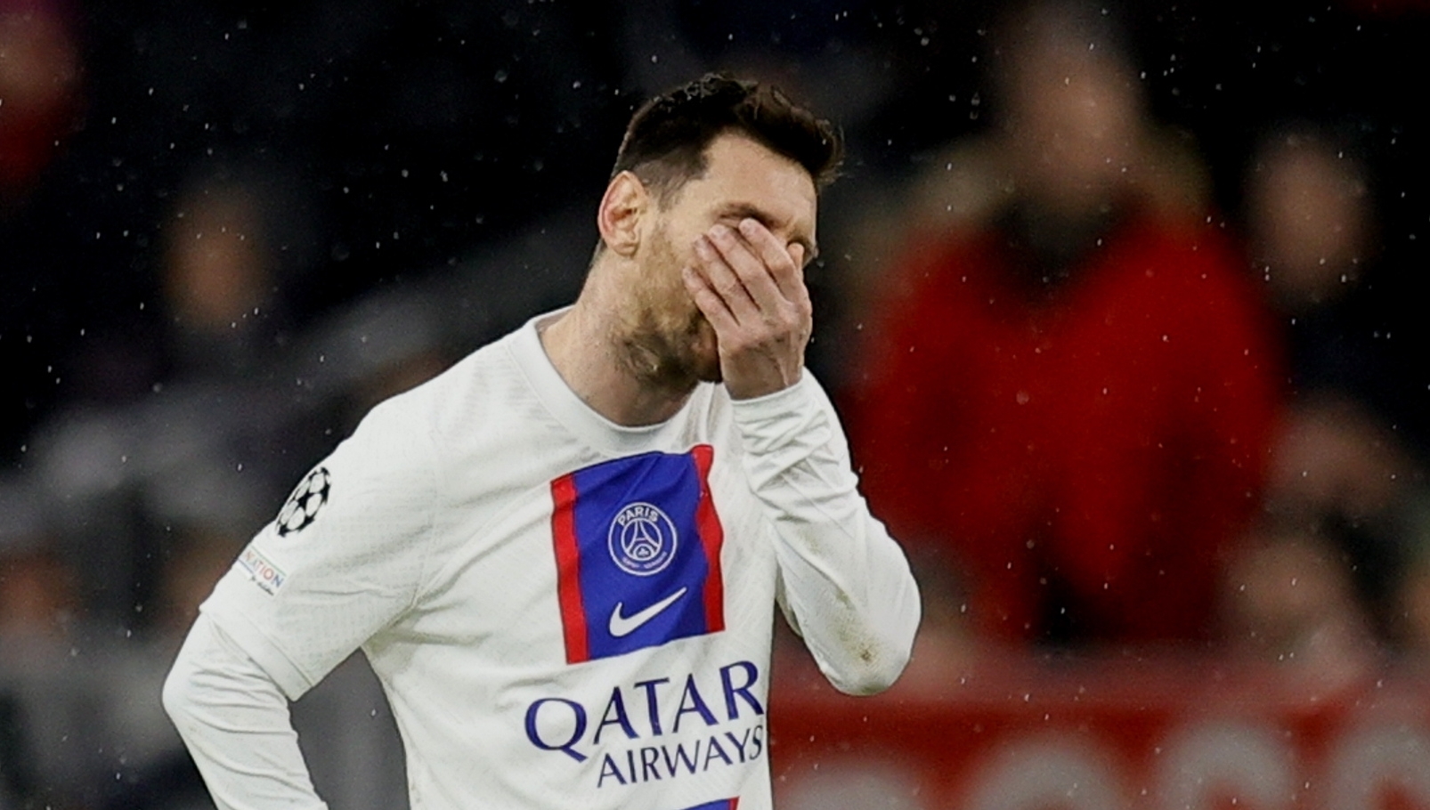Lionel Messi salió frustrado del Allianz Arena luego de quedar eliminado con su equipo ante el Bayern Múnich. (Foto Prensa Libre: EFE)