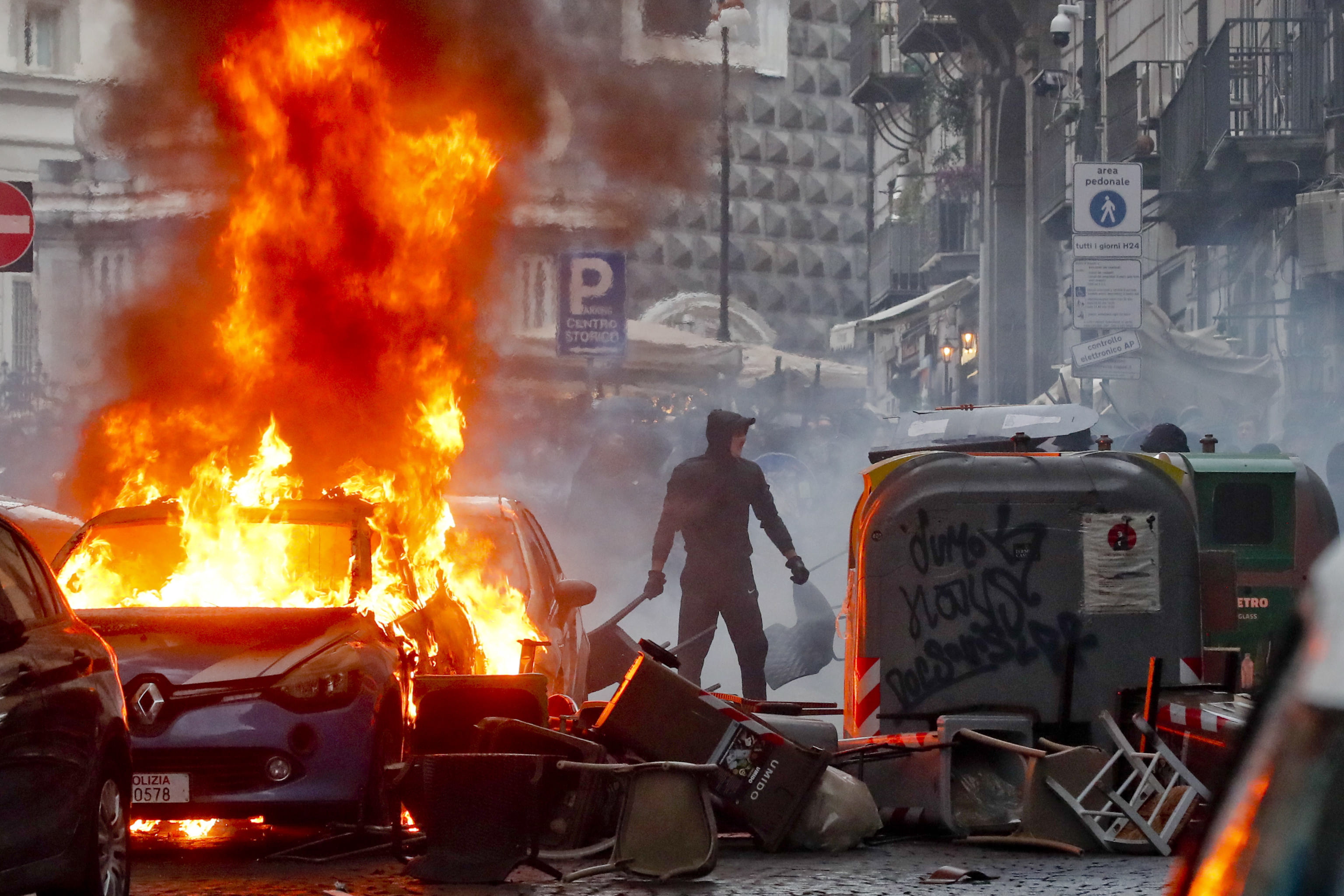 Aficionados del Frankfurt se enfrentaron a la policía en Nápoles, Italia. (Foto Prensa Libre: EFE)