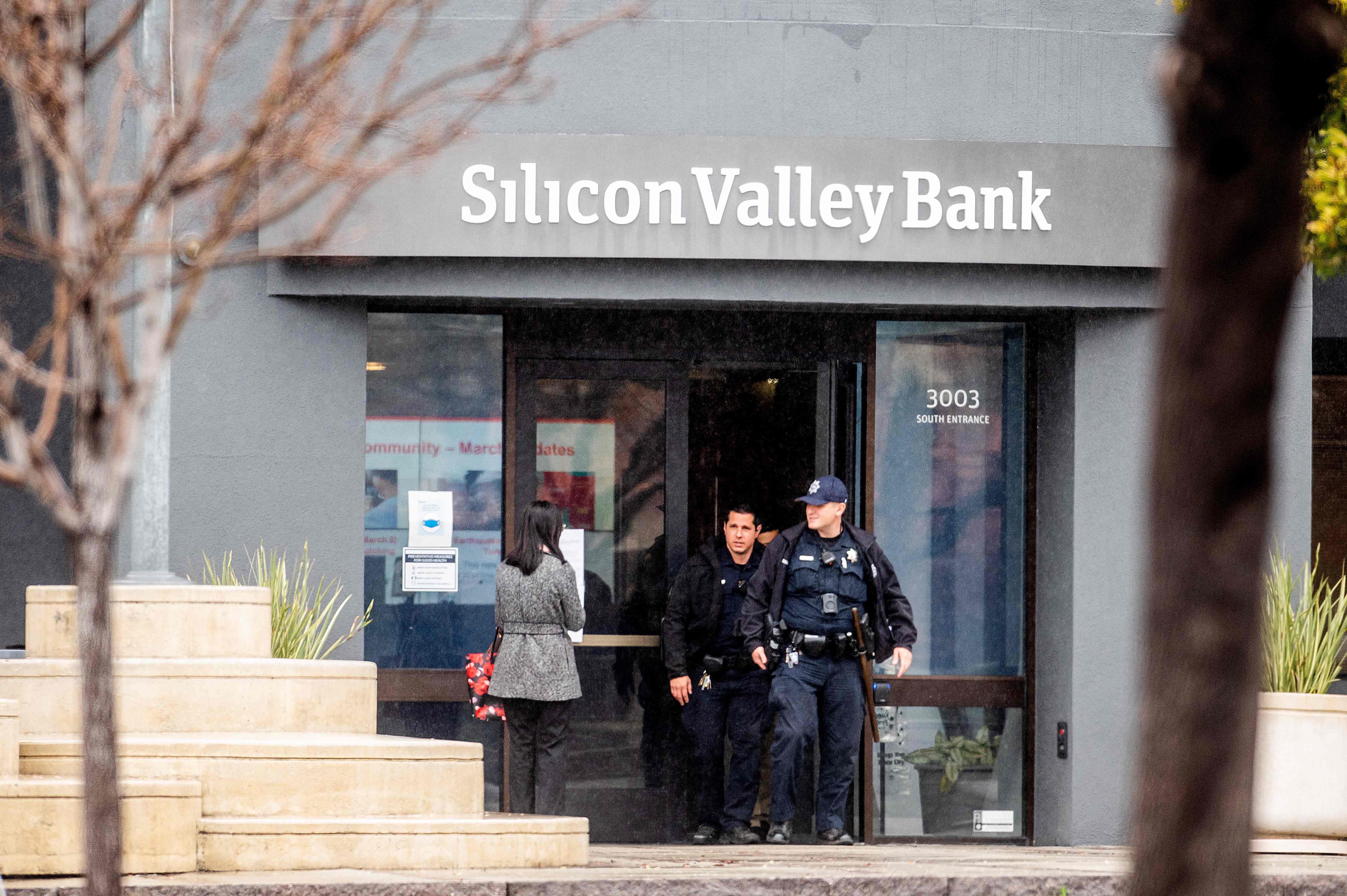Silicon Valley Bank fue cerrado el viernes 10 de marzo por los reguladores de California y pasó a estar bajo el control de la Corporación Federal de Seguros de Depósitos de EE. UU. (Foto prensa Libre: NOAH BERGER / AFP)