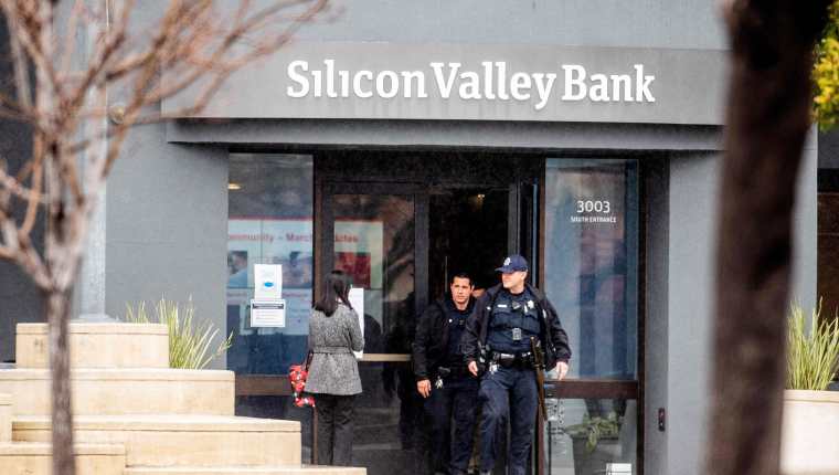 Silicon Valley Bank fue cerrado el viernes 10 de marzo por los reguladores de California y pasó a estar bajo el control de la Corporación Federal de Seguros de Depósitos de EE. UU. (Foto prensa Libre: NOAH BERGER / AFP)