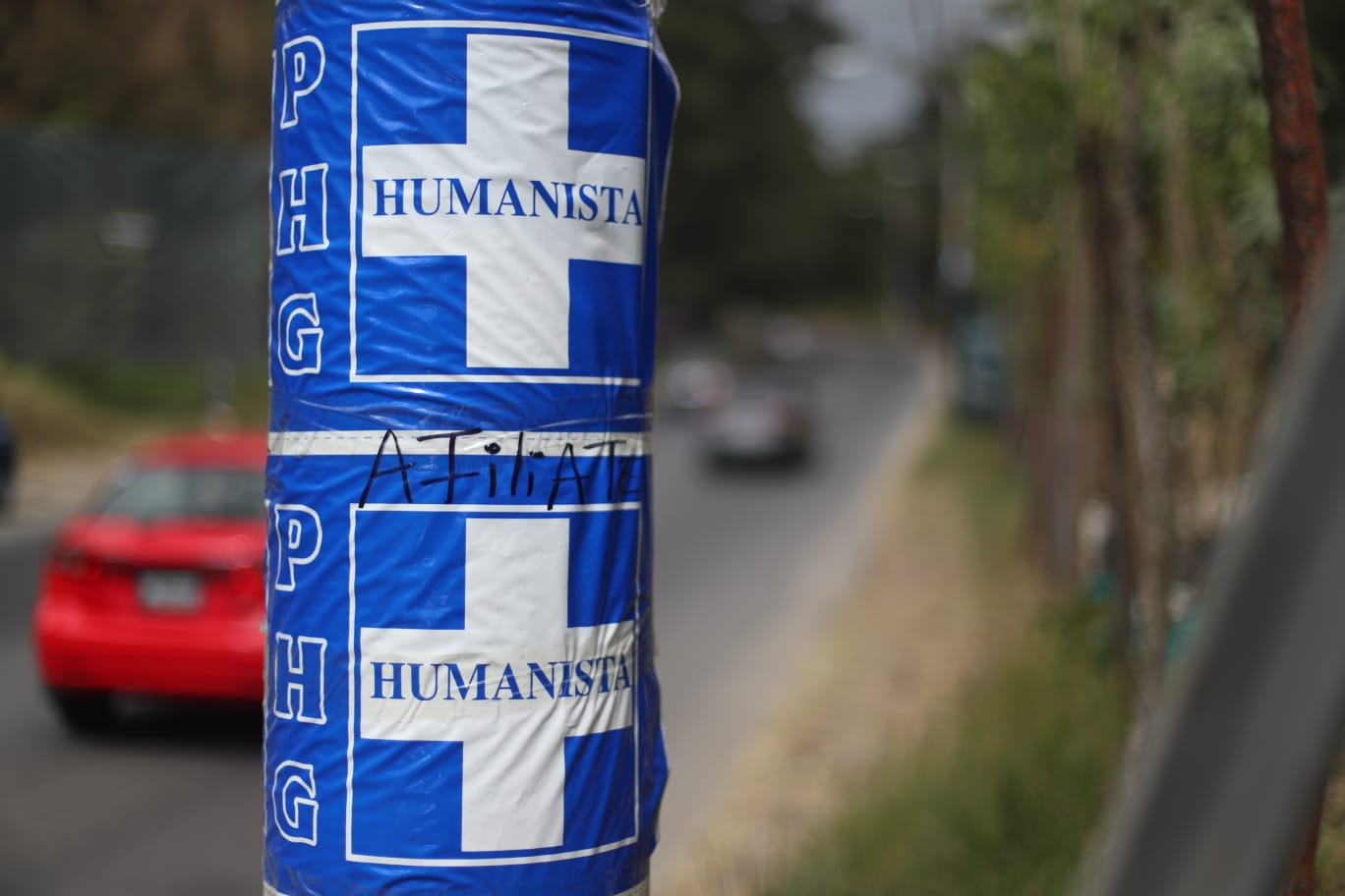 El partido Humanista fue multado por la colocación de propaganda en postes. (Foto Prensa Libre: J. D. González)