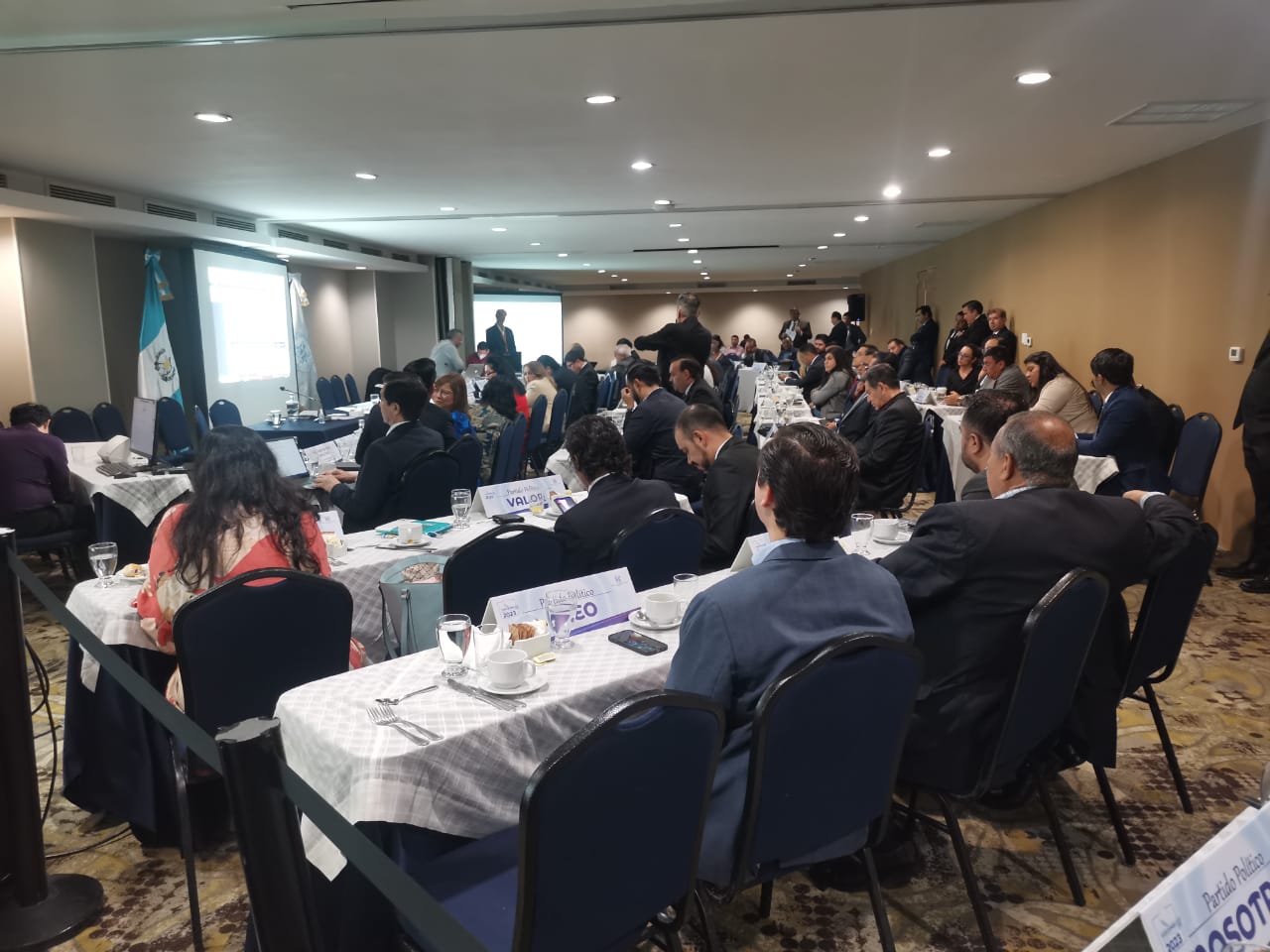 La empresa hizo una demostración a los fiscales de partidos políticos de como será la transmisión de resultados preliminares. Fotografía: Prensa Libre (Erick Avila). 