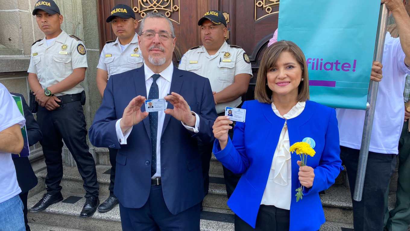 Bernardo Arévalo y Karin Herrera reciben credenciales del Tribunal Supremo Electoral. (Foto Prensa Libre: María José Bonilla).