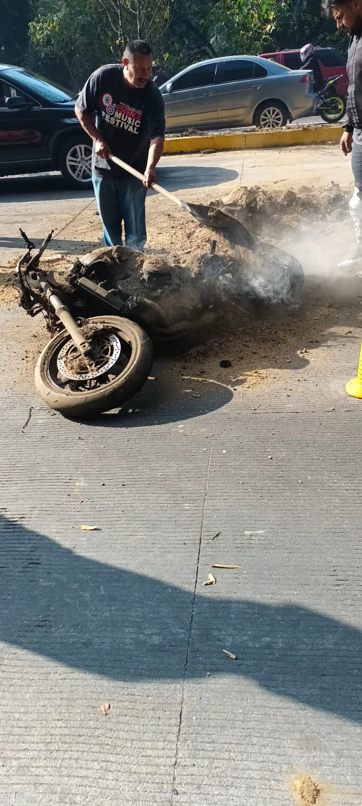 En llamas: motorista que participaba en caravana se accidente en ruta Interamericana y bomberos dan detalles del percance 