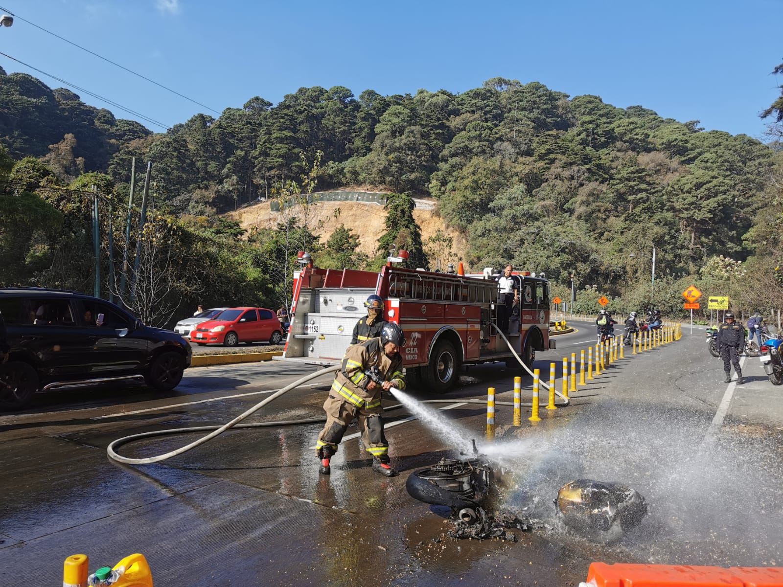 Prende en llamas: motorista que participaba en caravana se accidenta en la ruta Interamericana y esto dicen los bomberos