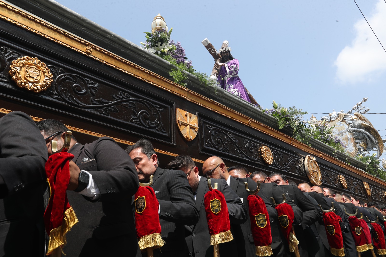 Jesús de la Buena Muerte cumplió 25 años de salir en procesión en las calles del Centro Histórico. (Foto Prensa Libre: Roberto López)