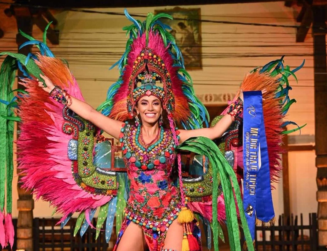 Guatemalteca gana "Mejor traje típico" en certamen internacional de belleza en Bolivia