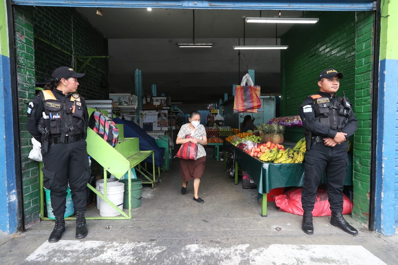 El mercado La Parroquia, zona 6, fue cerrado el 22 de marzo pasado, debido a extorsiones. Un día después abrieron con más apoyo de la Policía Nacional Civil. (Foto Prensa Libre: Roberto López)