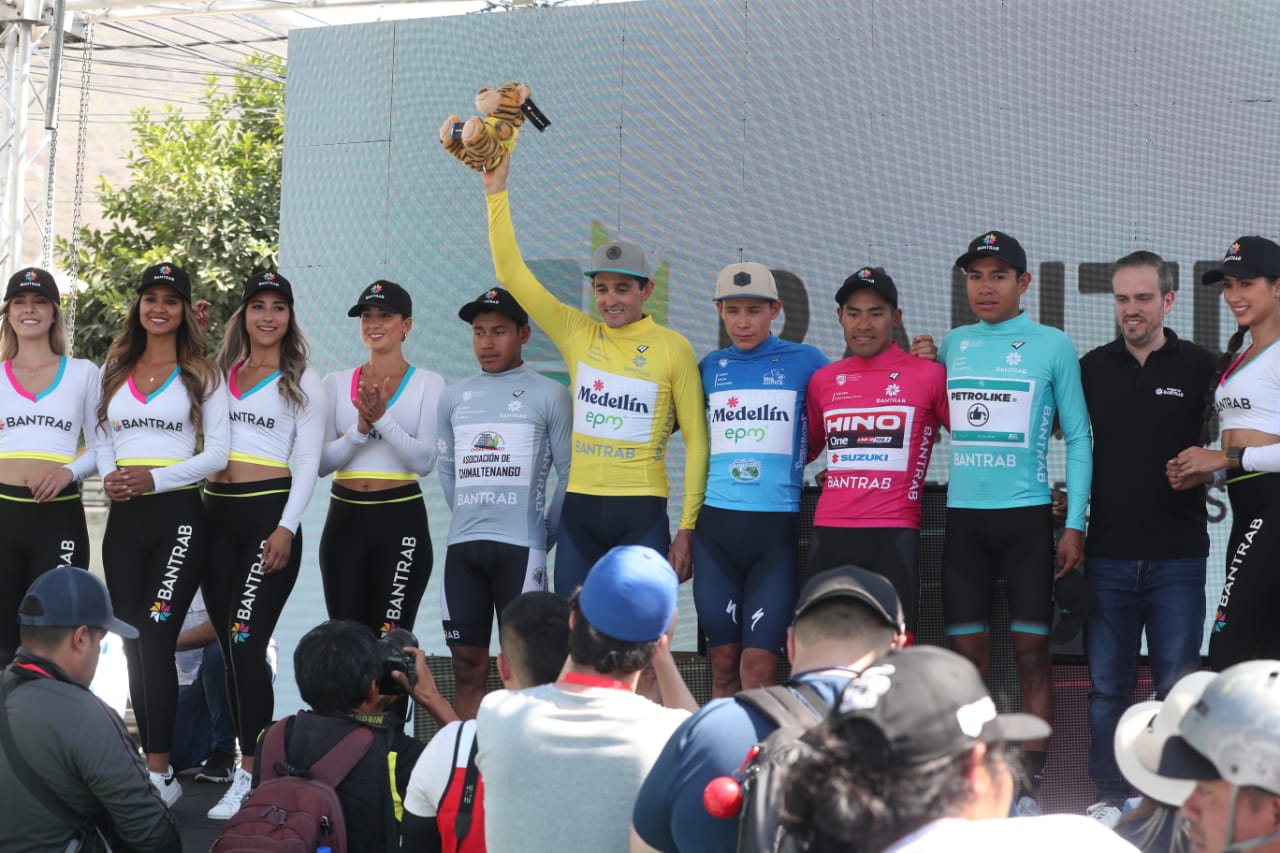 Willson Chonay (izquierda de la imagen, suéter gris) es el líder sub 23 de la Vuelta Bantrab 2023. Foto Prensa Libre (Érick Ávila)