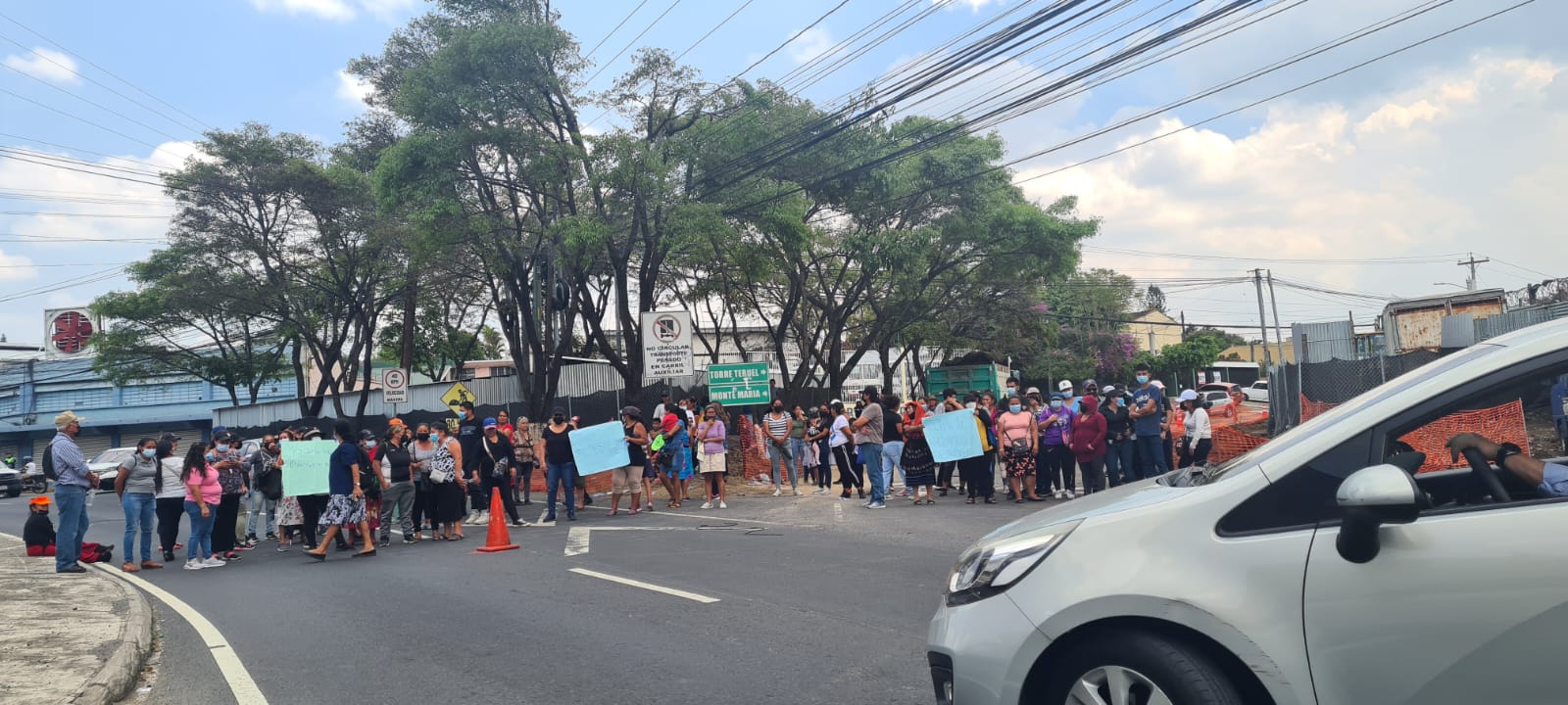 La manifestación bloqueó el carril auxiliar y el ingreso a Monte María. (Foto Prensa Libre:) 