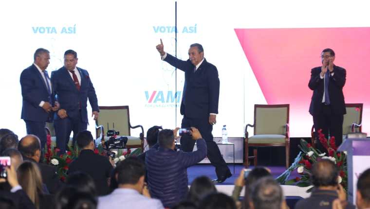 Manuel Conde, candidato a la Presidencia por el partido Vamos, durante la presentación de su plan de gobierno. (Foto Prensa Libre: Roberto López)