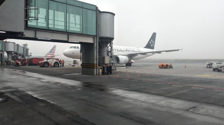 Niebla afecta la operación del Aeropuerto Internacional La Aurora este 17 de marzo de 2023. (Foto Prensa Libre: DGAC)