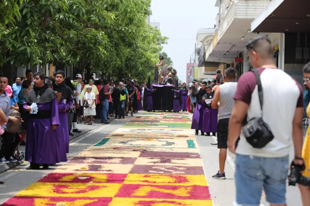 alfombra sexta avenida centro historico semana santa guatemala 2023
