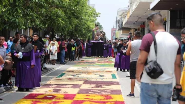 alfombra sexta avenida centro historico semana santa guatemala 2023