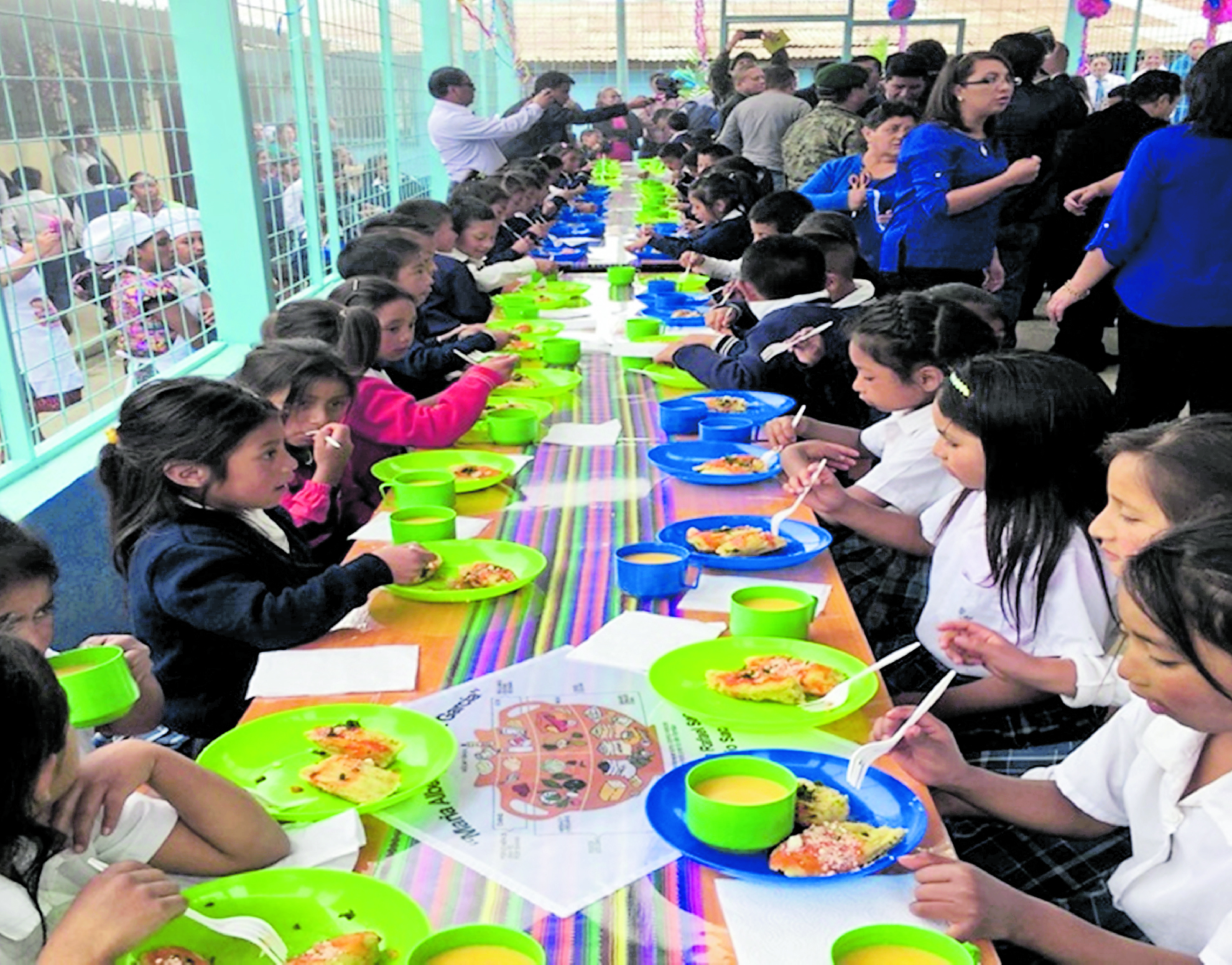 La alimentación es un beneficio que a partir de este año debe llegar a los estudiantes de todos los niveles, sin embargo, en las escuelas se carece de cocinas para preparar los alimentos. (Foto Prensa Libre: Hemeroteca PL) 
