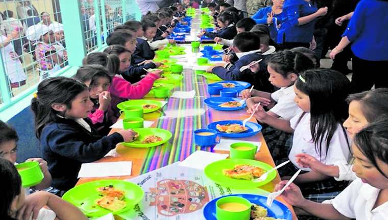 La alimentación es un beneficio que a partir de este año debe llegar a los estudiantes de todos los niveles, sin embargo, en las escuelas se carece de cocinas para preparar los alimentos. (Foto Prensa Libre: Hemeroteca PL) 