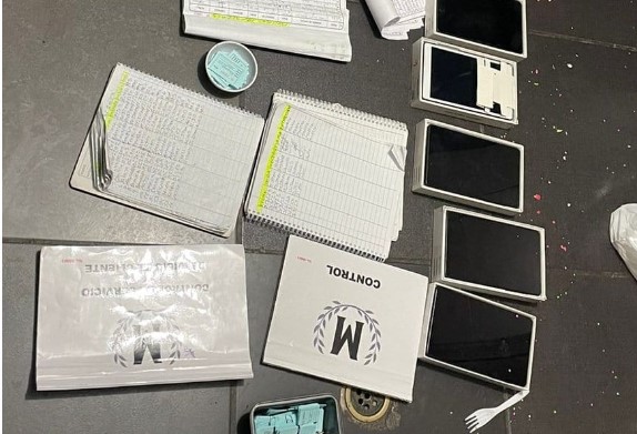 Parte de las incautaciones durante allanamientos en la ciudad capital. (Foto: MP)