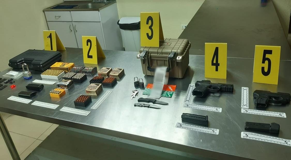 Armas y municiones incautadas en el equipaje de la estadounidense Melissa Ann Chan, 45, quien llegó al Aeropuerto Internacional La Aurora en un vuelo procedente de su país. (Foto Prensa Libre: PNC)