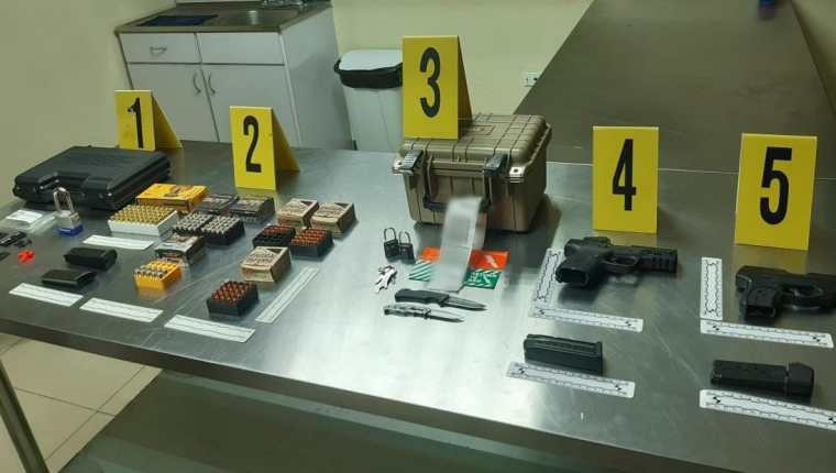 Armas y municiones incautadas en el equipaje de la estadounidense Melissa Ann Chan, 45, quien llegó al Aeropuerto Internacional La Aurora en un vuelo procedente de su país. (Foto Prensa Libre: PNC)
