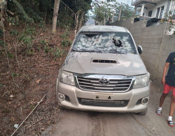 Picop que fue atacado a balazos por un comando armado, supuestamente mexicano, que atacó a presuntos narcos en aldea Mamonales, La Democracia, Huehuetenango. (Foto Prensa Libre: Cortesía)