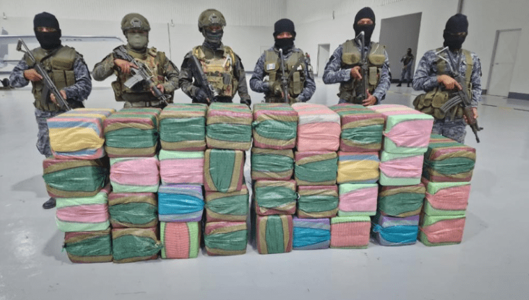 Elementos del Ejército localizaron la presunta droga que fue analizada por expertos del MP. Fotografía: Ministerio de la Defensa.