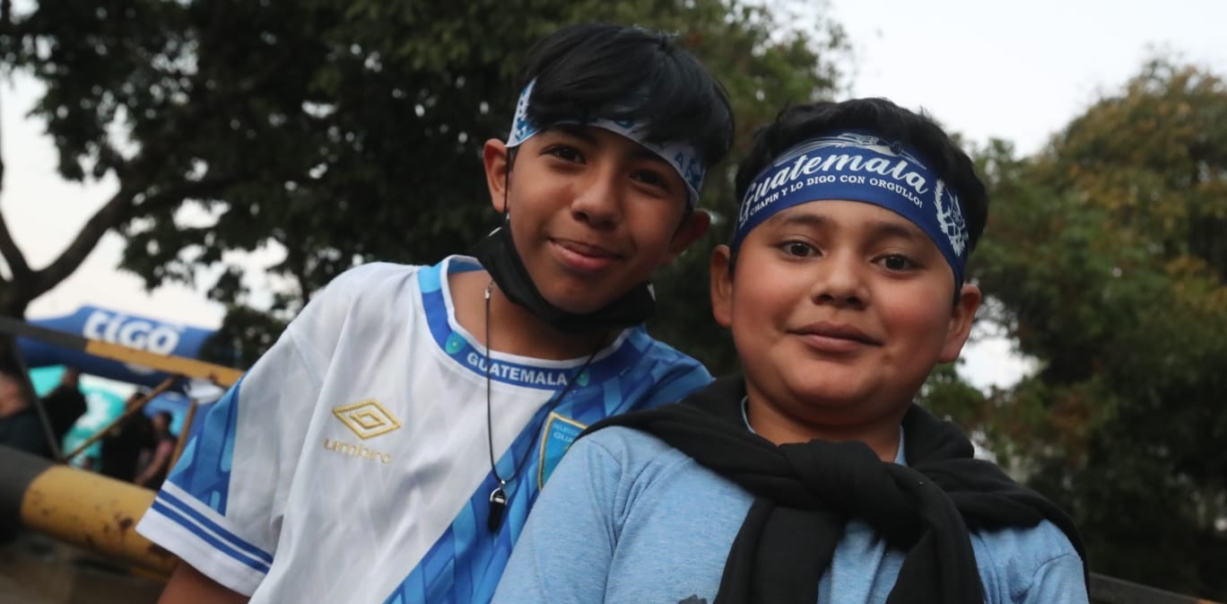 Pequeños aficionados de la Selección de Guatemala, en el Doroteo Guamuch Flores. (Foto Prensa Libre: Juan Diego González)