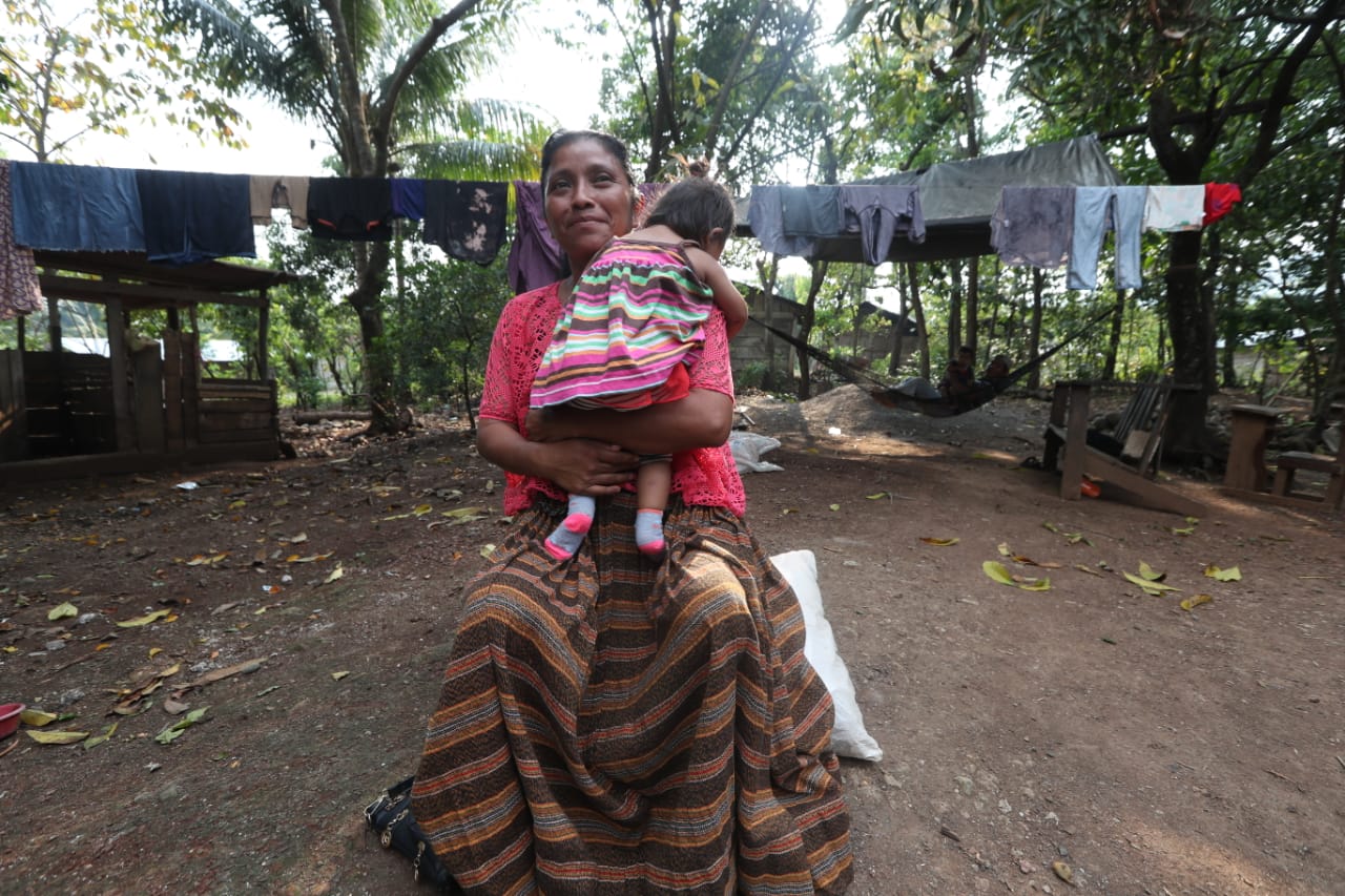 Amalia Tiul, de 42 años, madre de Astrid, de 3 años, quien pesa escasas 16 libras. (Foto Prensa Libre: Roberto López)