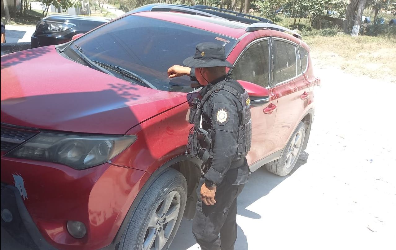 Un agente de la PNC junto a la camioneta agrícola robada en Mixco y recuperada en Petén. (Foto Prensa Libre: PNC)