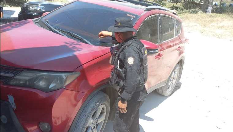 Un agente de la PNC junto a la camioneta agrícola robada en Mixco y recuperada en Petén. (Foto Prensa Libre: PNC)
