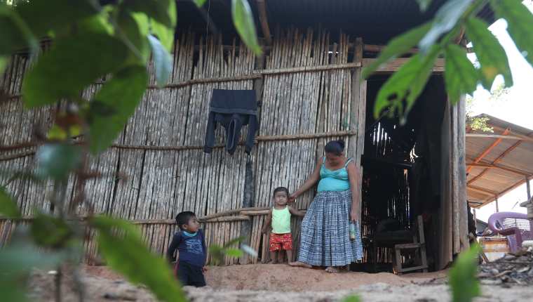 La crisis alimentaria en municipios como PanzÃ³s, llevan a que los casos de desnutriciÃ³n aguda se incrementen. (Foto Prensa Libre: Roberto LÃ³pez)