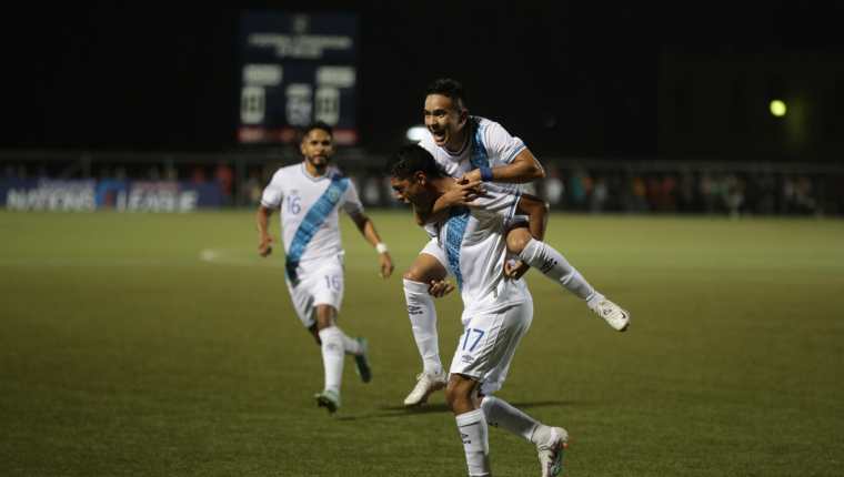 Los jugadores de la Selección de Guatemala festejaron en Belice. (Foto Prensa Libre: Douglas Suruy)