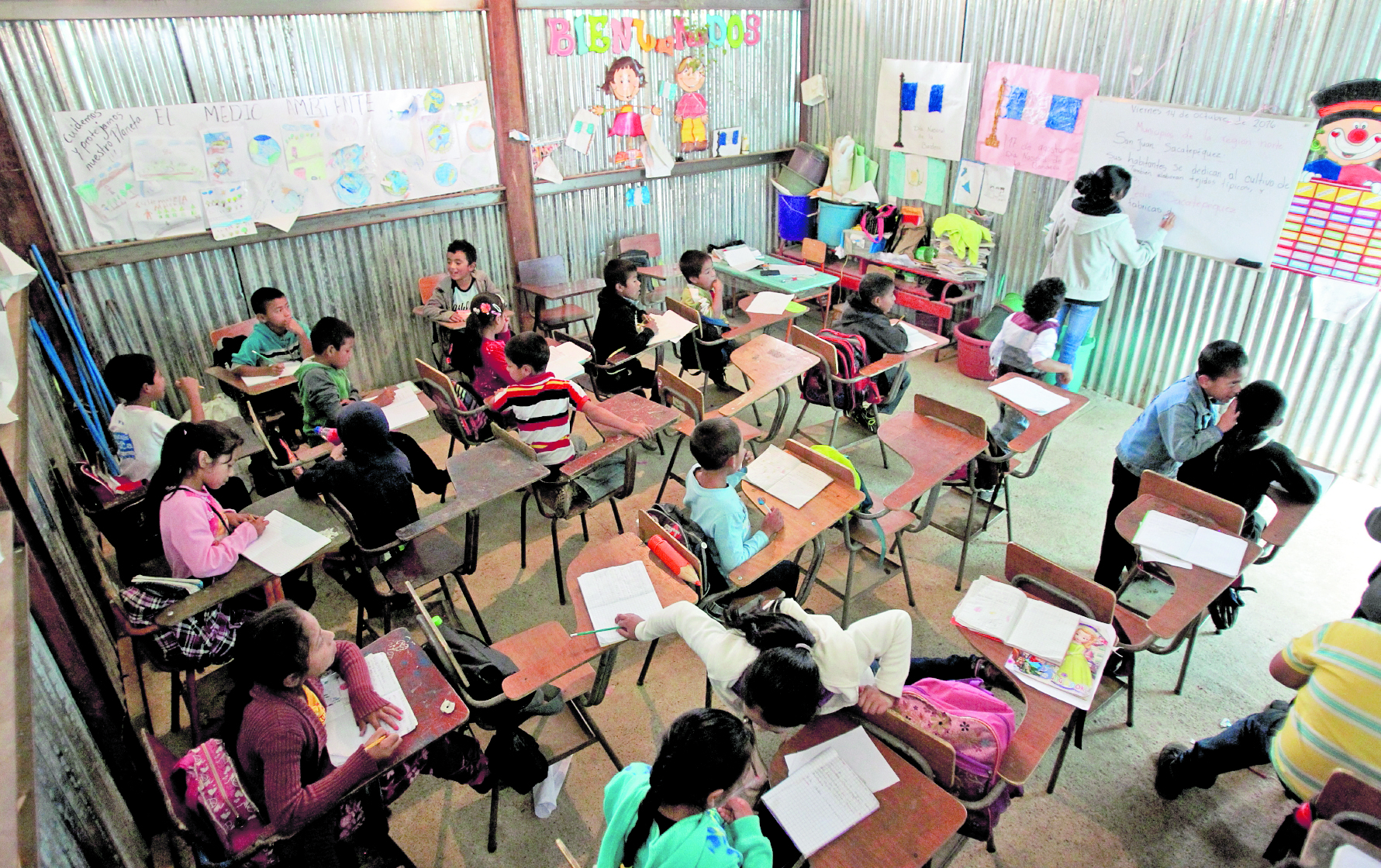 La matrícula estudiantil ha crecido en preprimaria y primaria, pero va a la baja en secundaria. (Foto Prensa Libre: Hemeroteca PL)