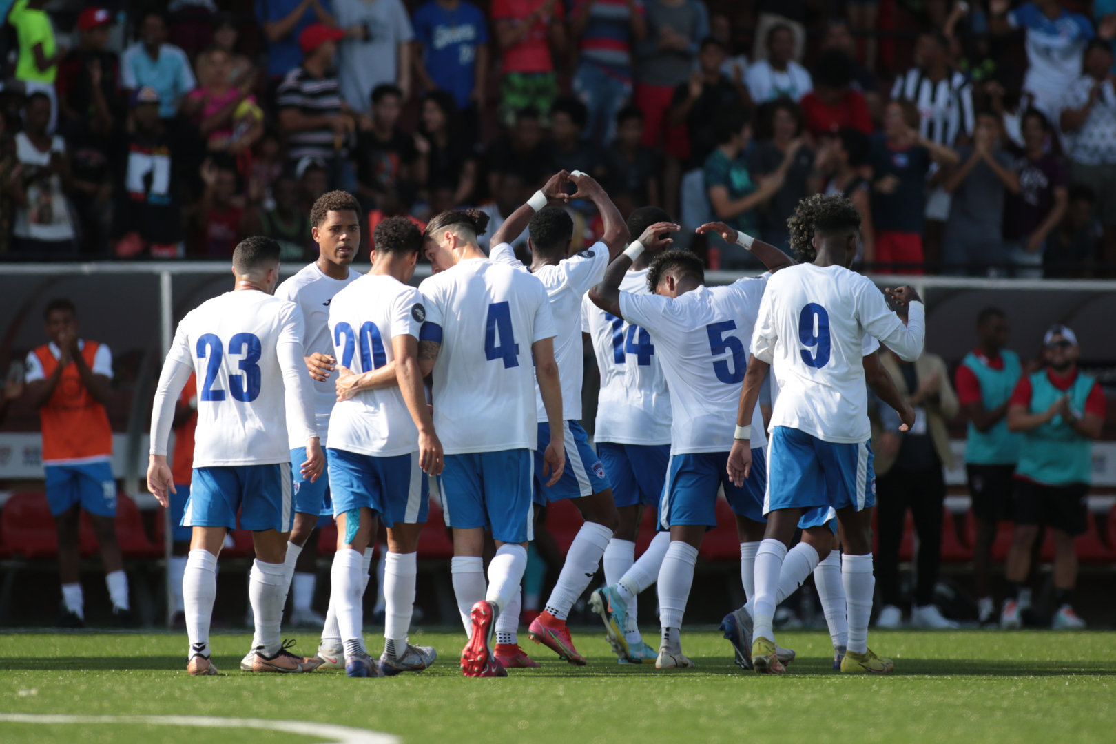 La Selección de Cuba celebra el triunfo ante Guadalupe. Foto Concacaf. 